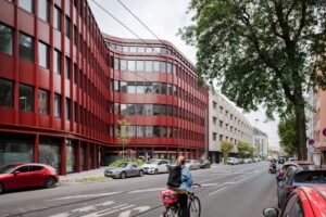 Insolite : un immeuble rouge avec une grosse courbe à Düsseldorf