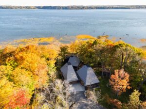 Tour du proprio : une maison-chalet qui joue avec les marées au Québec