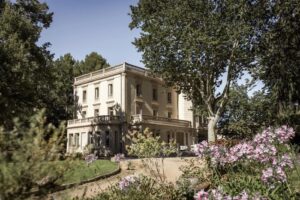 Tour du proprio : un château près de Montpellier qui fait la part belle aux tissus !
