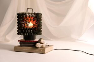 Bijzonder: deze bekroonde lamp is gemaakt van… archeologische stukken!