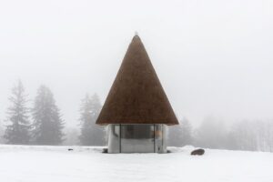 Tour du proprio : ce toit géant réinvente la maison traditionnelle ukrainienne !