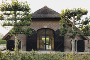 Binnenkijken: een Nederlandse schuur omgebouwd tot woning… met een spectaculaire trap!