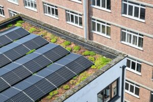 Zonnepanelen in mede-eigendom: waarom steeds meer appartementsgebouwen kiezen voor zonne-energie