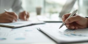 Dit kan je als mede-eigenaar zelf doen om de syndicus te controleren