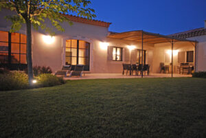 Slimme verlichtingsoplossingen voor je tuin: dit mag je niet missen!