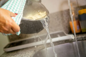 Jeter l’eau de cuisson dans vos éviers ? Cela peut vous coûter cher !