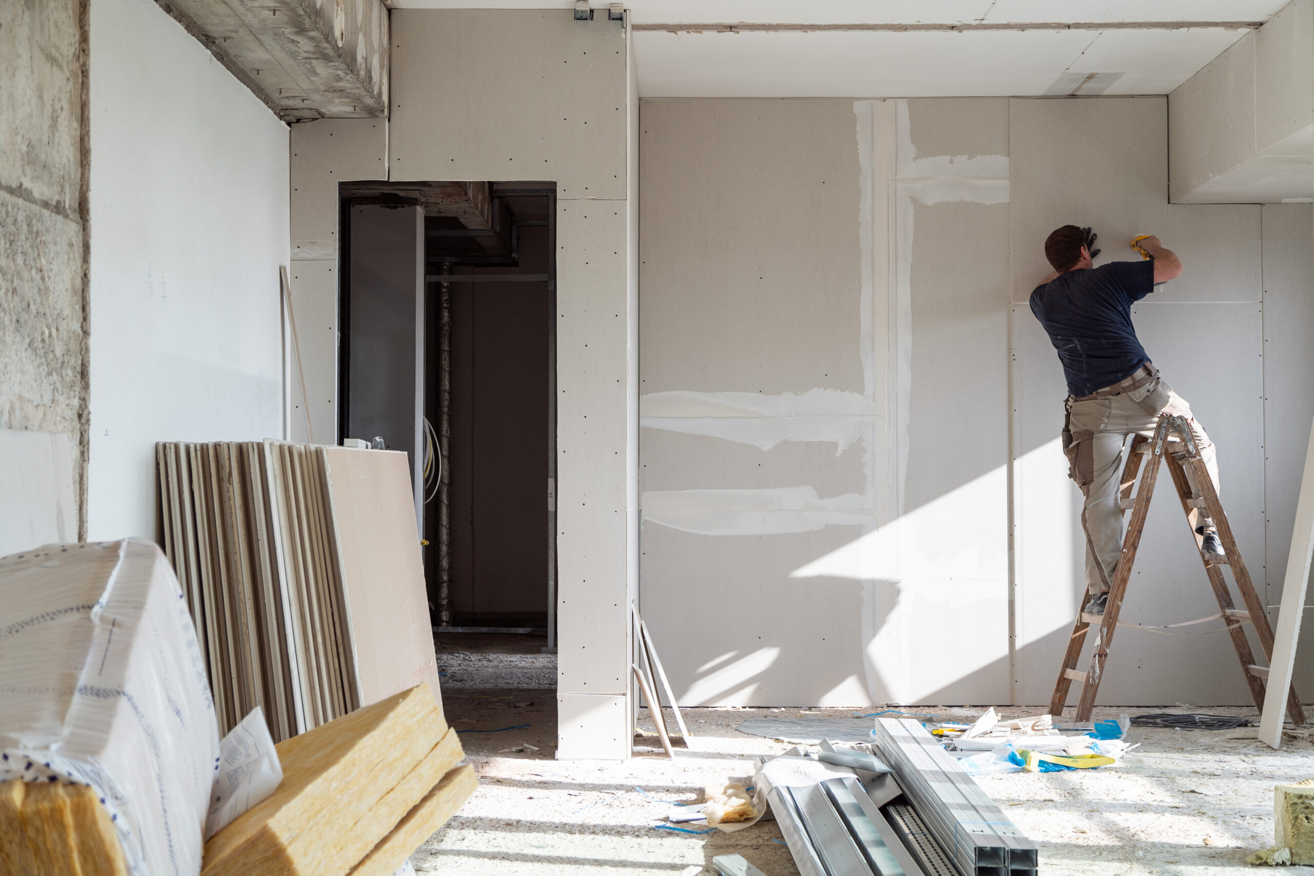 Niet-aangegeven renovaties: de fiscus deelt boetes uit!