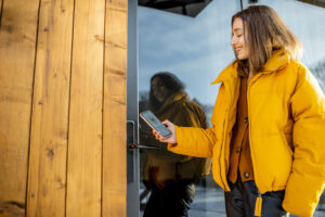 Domotique : contrôler ses châssis et ses portes à distance, quels avantages ?