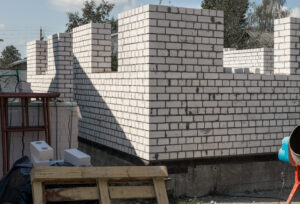 Briques silico-calcaires : ce matériau durable va-t-il vraiment révolutionner les constructions ? Rencontre avec un expert