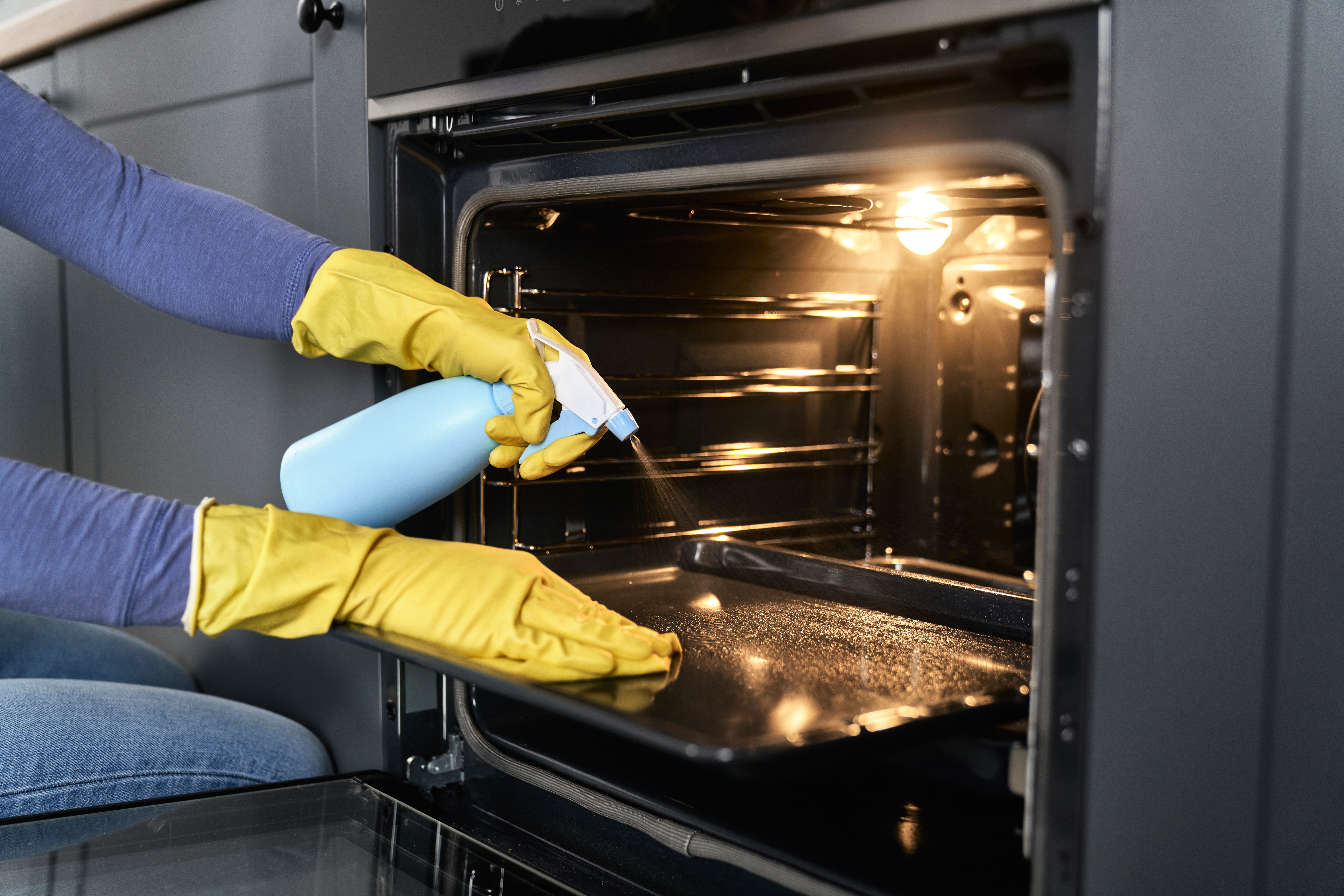 Oven schoonmaken zonder gedoe: een praktische gids voor elke keuken