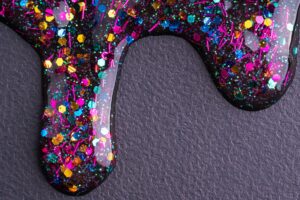 Sparkling walls: how to apply glitter paint effectively