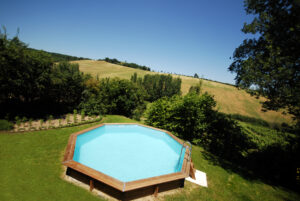 Wooden above-ground pools: Costs and practical tips
