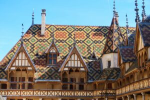 Mila vertelt ons de mysteries achter de vreemde daken van Bourgogne
