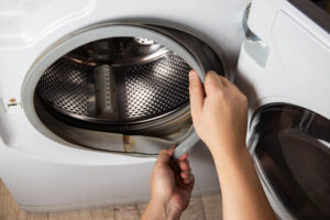 Mythe ou réalité : “le vinaigre blanc attaque les joints de votre machine à laver”