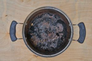 Mila: “Een gekke tip om de aangebrande bodem van potten proper te krijgen!”