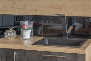 Votre évier de couleur blanchit ? Voici comment raviver sa teinte d’origine.