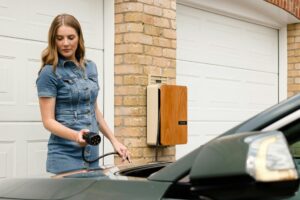 Technologie : peut-on réellement utiliser l’électricité de sa voiture à la maison ?