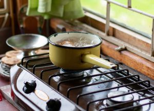 Eau de cuisson des œufs : ne la jetez pas dans l’évier !