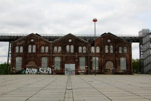 Acheter une ancienne école ou une salle de spectacle pour y vivre : quels avantages et inconvénients ?