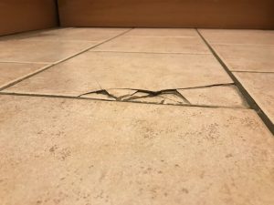 Un carreau de carrelage cassé ? Voici comment le réparer !