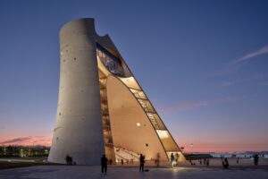 Architecture délirante | Sun Tower : une tour ultra futuriste tournée vers le soleil !