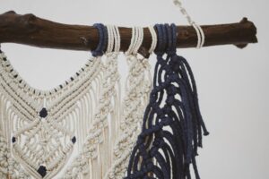 Mila : “Le macramé, comment l’intégrer de manière insolite chez vous ?”