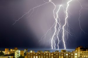 Orage : 5 appareils électroniques à débrancher en priorité