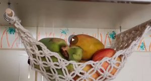 Mila : “votre cuisine est trop petite ? Pensez au… hamac pour fruits et légumes !”