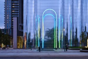 Insolite : cette arche lumineuse vous dit bonjour à sa manière ! (vidéo)
