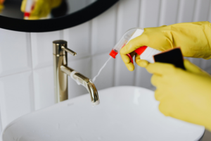 Comment détartrer efficacement vos toilettes : 3 astuces infaillibles