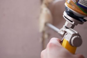 Mila : “réparer une vieille porte avec… de la mousse isolante !”