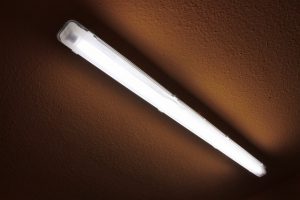 Voici comment remplacer un vieux tube néon par un tube LED !