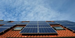 Eolienne domestique ou panneaux photovoltaïques : “Ne soyez pas idiot, faites le bon choix”, explique cet architecte !