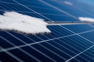 Panneaux solaires en hiver : les bons réflexes à adopter pour les entretenir