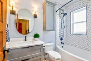 Maximizing space in a small bathroom: essential tips