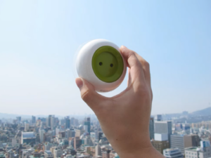 Insolite : une prise à installer sur vos vitres qui fonctionne à l’énergie solaire ! Euh… Vraiment ?