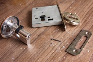 Sécurité : barillet qui dépasse, attention danger !