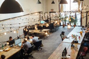 Vaut-il mieux louer un bureau ou un espace de coworking ? Nous avons fait le calcul pour vous !