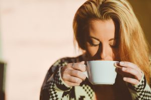 Ne jetez plus vos sachets de thé : voici 5 astuces insolites !