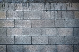 Nos astuces pour peindre un mur en parpaing