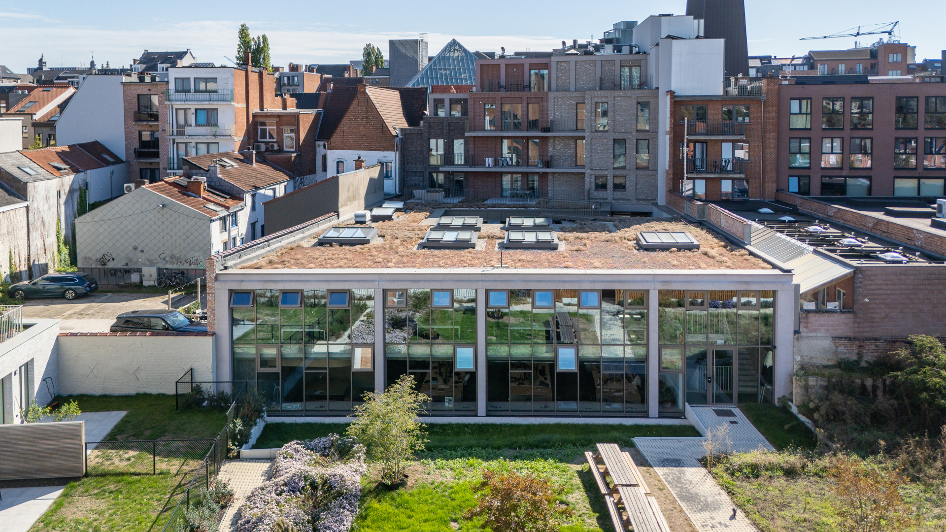 Moins 80 % de besoins en climatisation : ce bâtiment belge commence par ouvrir les fenêtres !