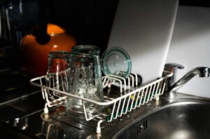 Pourquoi certains verres blanchissent au lave-vaisselle et comment éviter ce problème ?